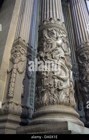 Les colonnes ornées dans la Cathédrale (Duomo) de Syracuse. La cathédrale de la ville est située sur la partie la plus élevée de la ''île. Banque D'Images