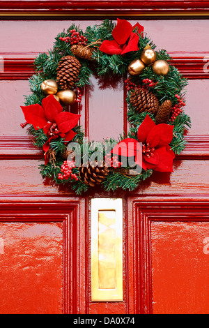 Couronne de Noël sur la porte à l'approche de Noël Banque D'Images