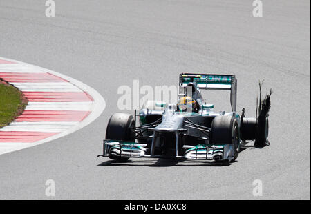 Silverstone, UK. 30 Juin, 2013. Dans le huitième tour du Grand Prix de Grande-Bretagne 2013 (Silverstone) Lewis Hamilton a été le premier de quatre pneus à perforer dans l'événement. Credit : Ryan Haines/Alamy Live News Banque D'Images