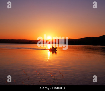 Coucher du soleil sur le lac de Bolsena et bateau de pêche, lazio, Italie Banque D'Images