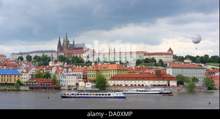 Vue sur Prague Hradcany et Vltava de la vieille ville ciel orageux Banque D'Images