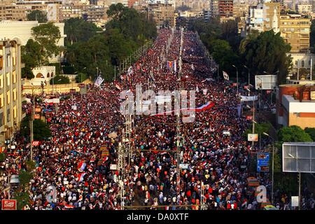 Le Caire, Égypte. 30 Juin, 2013. Une vue générale des Egyptiens contre le Président Morsi en prenant part à une manifestation lui exigeant de quitter ses fonctions, devant le palais présidentiel au Caire, Égypte, 30 juin 2013. Des dizaines de milliers d'Egyptiens sont descendus dans la rue pour des manifestations rivales le 30 juin, que l'opposition a exigé le président islamiste Mohammed Morsi descendre sur son premier anniversaire au pouvoir. Les tensions entre les partisans de Morsi et ses opposants ont augmenté dans la période précédant l'anniversaire, avec au moins sept tués lors d'affrontements la semaine dernière. Credit : ZUMA Press, Inc./Alamy Live News Banque D'Images