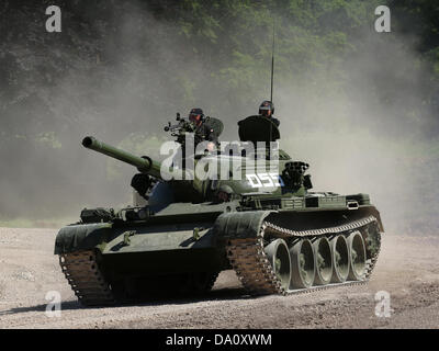 2013 Tankfest est passé le 29/30ème juin. Il s'agit d'un char russe T-62 tank qui a pris part à la "guerre froide warriors' scénario. Le T-62 est un char de combat principal soviétique, un perfectionnement de la T-55. Son canon de 115 mm a été le premier canon à âme lisse en usage. Le T-62 a été produite entre 1961 et 1975. Il est devenu un standard dans l'arsenal soviétique, en partie en remplacement du T-55, bien que ce réservoir a continué à être fabriqué dans l'Union soviétique et ailleurs après la production T-62 a été interrompu. Le T-62 a été remplacé plus tard dans les services de première ligne par le T-72. Banque D'Images