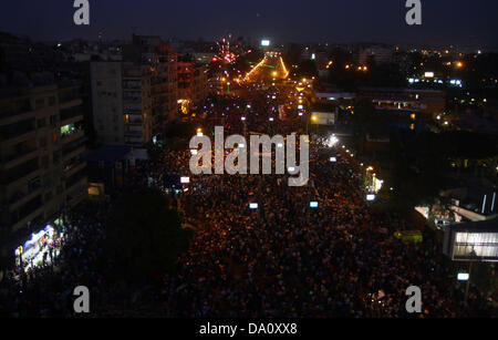 Le Caire, Égypte. 30 Juin, 2013. Une vue générale des Egyptiens contre le Président Morsi en prenant part à une manifestation lui exigeant de quitter ses fonctions, devant le palais présidentiel au Caire, Égypte, 30 juin 2013. Des dizaines de milliers d'Egyptiens sont descendus dans la rue pour des manifestations rivales le 30 juin, que l'opposition a exigé le président islamiste Mohammed Morsi descendre sur son premier anniversaire au pouvoir. Les tensions entre les partisans de Morsi et ses opposants ont augmenté dans la période précédant l'anniversaire, avec au moins sept tués lors d'affrontements la semaine dernière. Credit : ZUMA Press, Inc./Alamy Live News Banque D'Images