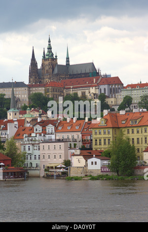 Vue sur Prague Hradcany et Vltava de la vieille ville ciel orageux Banque D'Images