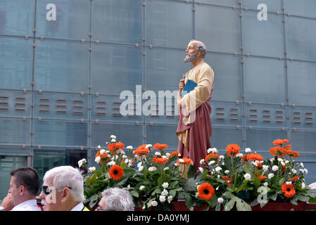 Manchester, UK. 30 Juin, 2013. Une statue de Saint Pierre se fier comme il est procédé à la Madonna del Rosario, Procession qui commence à partir de St Michael's Catholic Church in et 4Rs Salford-manchester passe par le centre-ville. 30 juin 2013 Madonna del Rosario Procession, Manchester, UK Crédit : John Fryer/Alamy Live News Banque D'Images