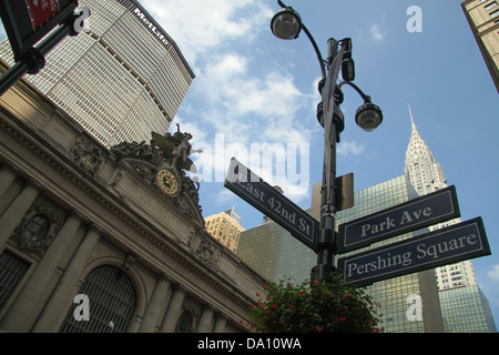 New York, 24 juin 2013. Le Chrysler Building et Grand Central vu de l'Avenue du Parc et l'Est de la 42e Rue. Banque D'Images