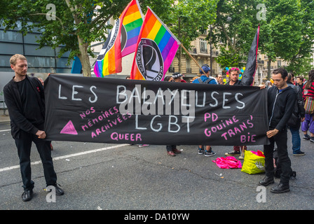 Paris, France, groupes LGBT défilant dans la gay Pride Parade annuelle, bannière de tenue des « les balayeuses Archivistes » Banque D'Images