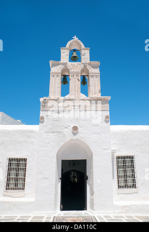 Beffroi de ciel bleu sur l'île de Sifnos, Grèce Banque D'Images