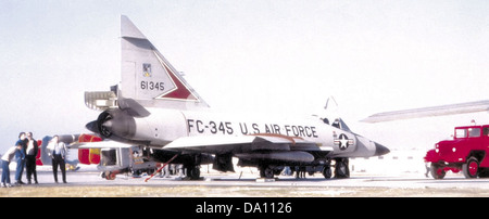Le Convair F-102A-75-CO Delta Dagger (56-1345) du 76th Fighter-Interceptor Squadron était un avion intercepteur clé utilisé par l’US Air Force pendant la guerre froide pour des missions de défense aérienne et d’interception. Banque D'Images