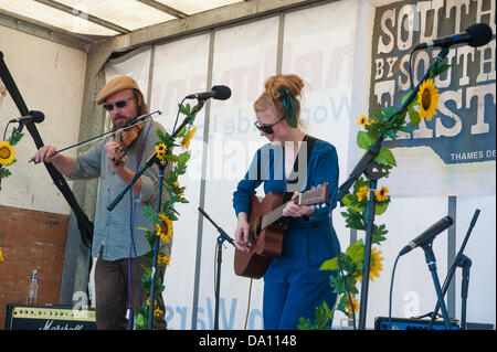 Leigh-on-Sea, Royaume-Uni. 30 Juin, 2013. Troubador Rose effectuant à Leigh Folk Festival - le plus grand festival de musique folk de crédit : Terence Mendoza/Alamy Live News Banque D'Images
