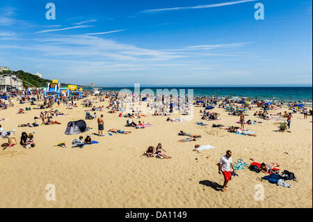 Bournemouth, Royaume-Uni. 30 Juin, 2013. Des milliers de personnes descendent sur la plage de Bournemouth pour profiter de la lumière du soleil et par temps chaud. Crédit : Paul Chambers/Alamy Live News Banque D'Images