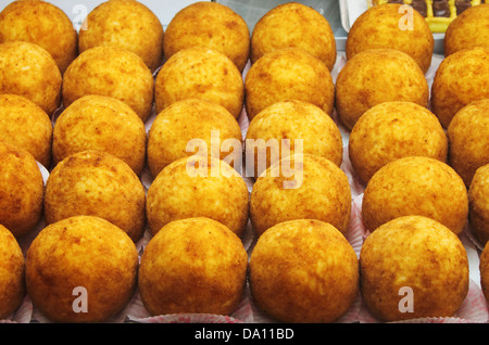 Un bac rempli d'arancini siciliens affiche dans une échoppe de marché Banque D'Images