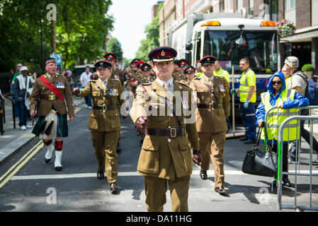 Londres, Royaume-Uni. 29 Juin, 2013. Scottish Regiment marchant à l'appui de la London Gay Pride dans Baker Street, Londres. Credit : Nando Machado/Alamy Live News Banque D'Images