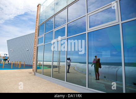 Le Centre d'Eirias Porth, Colwyn Bay montrant deux sections de verre histoire Banque D'Images