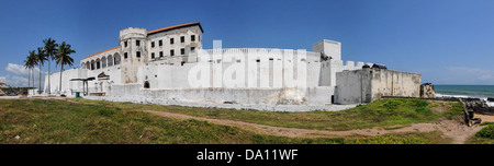 Le Château d'Elmina (aussi appelé le Château de Saint Georges) est située sur la côte atlantique de l'ouest de la capitale du Ghana, Accra. Banque D'Images