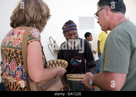 Shopping pour les paniers en osier tissé à la main, Goroka, Eastern Highlands Province, la Papouasie-Nouvelle-Guinée, le Pacifique Sud Banque D'Images