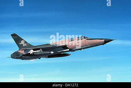 17e Escadron Belette sauvage - République F-105G-1-RE Thunderchief - 63-8316 Banque D'Images