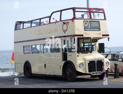 Pullman de New York d'une tête de bus à double étage, converti de l'ancien London Routemaster lors d'un voyage à la mer à Redcar Banque D'Images