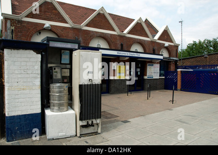 Vieux appareils ménagers bloque l'entrée d'un téléphone public fort à l'extérieur de Drayton Park Station, Islington Londres Angleterre Banque D'Images