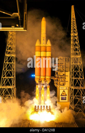 La 45th Space Wing a lancé avec succès une fusée Delta IV-Heavy, qui faisait partie des opérations spatiales de l'US Air Force. Le lancement était essentiel pour appuyer les initiatives de sécurité nationale et d'exploration spatiale. Banque D'Images