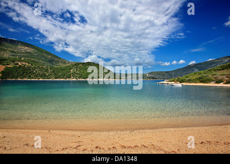 Plage à l'entrée du golfe de Vathi, à proximité de la ville de Vathi, Ithaca ('Ithaque'), île de la mer Ionienne, en Grèce. Banque D'Images