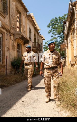 Organisation des Nations Unies pour les soldats de l'armée britannique, Op Tosca, de patrouiller une partie de la zone tampon appelé lance Alley, Nicosie, Chypre. Banque D'Images