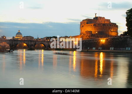 Rome, Italie. 29 Juin, 2013. Castel Sant'Angelo, également connu sous le nom de mausolée d'Hadrien, comme vu juste avant le début de la Girandola de Saints Pierre et Paul célébration. Cet artifice traditionnel a d'abord affiché en 1481 grâce au pape Sixte IV, et était initialement prévu par Michel-Ange. Credit : Davide Vadala' / Alamy Live News Banque D'Images