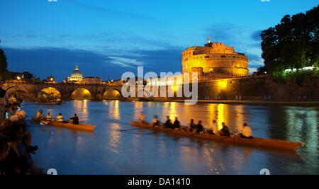 Rome, Italie. 29 Juin, 2013. Bateaux sur le Tibre pour assister à l'assemblée annuelle à la Girandola Castel Sant'Angelo pour les Saints Pierre et Paul célébration. Cet artifice traditionnel a d'abord affiché en 1481 grâce au pape Sixte IV, et était initialement prévu par Michel-Ange. Credit : Davide Vadala' / Alamy Live News Banque D'Images