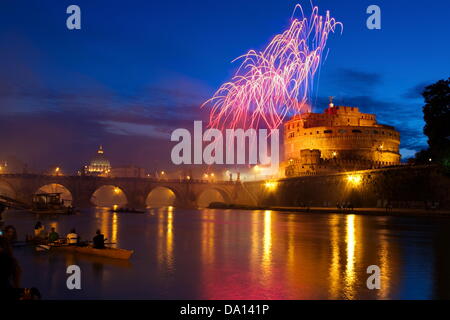 Rome, Italie. 29 Juin, 2013. La Girandola annuel a lieu au Castel Sant'Angelo pour les Saints Pierre et Paul célébration. Cet artifice traditionnels, vu de l'autre rive du Tibre, a d'abord affiché en 1481 grâce au pape Sixte IV, et était initialement prévu par Michel-Ange. Credit : Davide Vadala' / Alamy Live News Banque D'Images