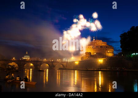 Rome, Italie. 29 Juin, 2013. La Girandola annuel a lieu au Castel Sant'Angelo pour les Saints Pierre et Paul célébration. Cet artifice traditionnels, vu de l'autre rive du Tibre, a d'abord affiché en 1481 grâce au pape Sixte IV, et était initialement prévu par Michel-Ange. Credit : Davide Vadala' / Alamy Live News Banque D'Images