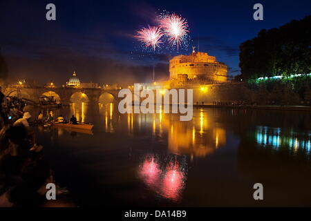 Rome, Italie. 29 Juin, 2013. La Girandola annuel a lieu au Castel Sant'Angelo pour les Saints Pierre et Paul célébration. Cet artifice traditionnels, vu de l'autre rive du Tibre, a d'abord affiché en 1481 grâce au pape Sixte IV, et était initialement prévu par Michel-Ange. Credit : Davide Vadala' / Alamy Live News Banque D'Images