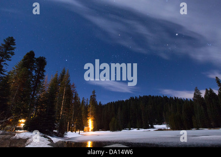 Vue de nuit sur un lac à l'extérieur de Montecito Sequoia Lodge, Sequoia National Park, Californie, USA. Banque D'Images