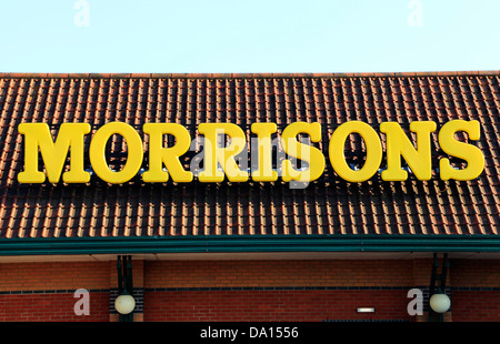 Supermarché Morrisons signe, logo, Fakenham, Norfolk England UK supermarchés logos Banque D'Images