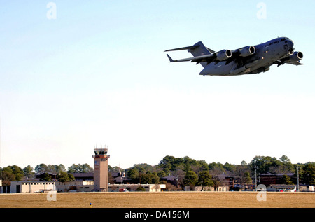 Cette image montre un C-17 Globemaster III décollant de la base aérienne de Charleston, en Caroline du Sud, lors de l’exercice d’accès opérationnel conjoint (JOAX) de 2011. L'exercice a démontré des capacités de transport aérien à grande échelle et un déploiement rapide à l'appui des opérations militaires. Banque D'Images