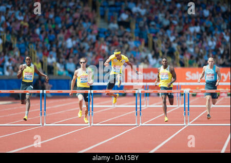 Birmingham, UK. 30 juin 2013. Javier Culson de Porto Rico a terminé 1e dans l'épreuve du 400m haies aux 2013 Sainsbury's Grand Prix de Birmingham réunion de la Ligue de diamant de l'IAAF. Le médaillé de bronze olympique actuel est temps de 48,59 secondes était suffisant pour battre Rhys Williams de Grande-Bretagne et Michael Tinsley des USA. Credit : Russell Hart/Alamy Live News. Banque D'Images