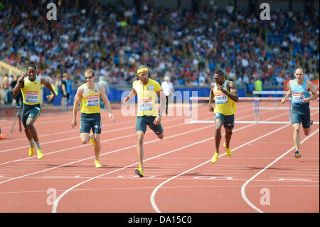 Birmingham, UK. 30 juin 2013. Javier Culson de Porto Rico a terminé 1e dans l'épreuve du 400m haies aux 2013 Sainsbury's Grand Prix de Birmingham réunion de la Ligue de diamant de l'IAAF. Le médaillé de bronze olympique actuel est temps de 48,59 secondes était suffisant pour battre Rhys Williams de Grande-Bretagne et Michael Tinsley des USA. Credit : Russell Hart/Alamy Live News. Banque D'Images