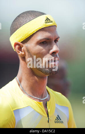 Birmingham, UK. 30 juin 2013. Javier Culson de Porto Rico a terminé 1e dans l'épreuve du 400m haies aux 2013 Sainsbury's Grand Prix de Birmingham réunion de la Ligue de diamant de l'IAAF. Le médaillé de bronze olympique actuel est temps de 48,59 secondes était suffisant pour battre Rhys Williams de Grande-Bretagne et Michael Tinsley des USA. Credit : Russell Hart/Alamy Live News. Banque D'Images