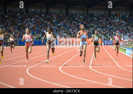 Birmingham, UK. 30 juin 2013. Christine Ohuruogu lors de Grande-bretagne termine 1er dans la women's 400m à l'événement 2013 Sainsbury's Grand Prix de Birmingham réunion de la Ligue de diamant de l'IAAF. L'ancien champion olympique est temps de 50,63 secondes était suffisant pour battre Amantle Montsho du Botswana en 2e place par 1/100 seconde. Credit : Russell Hart/Alamy Live News. Banque D'Images