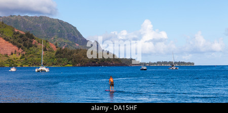 Stand up paddleboarder en Baie d'Hanalei sur l'île de Kauai, à Mt. Makana, appelé Bali Hai, en arrière-plan Banque D'Images