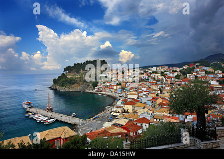 La ville de Parga, pittoresque avec son château Vénitien sur le dessus, célèbre destination, de l'Épire, Grèce. Banque D'Images