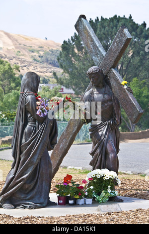 Statue de la légende du christ portant une croix (un des "passions du christ'), sur le terrain de mission san luis rey à Oceanside, ca us. c'est la dix-huitième des établissements franciscains en Californie, la plus grande des 21 missions de Californie. mission san luis rey de francia a été fondée le 13 juin 1798 (18e dans l'ordre) par le père fermín Francisco de lasuén. La mission est nommée d'après Louis IX, roi de France (1215-1270). La mission est en forme de croix et de l'intérieur a double-dome construction en bois. Banque D'Images