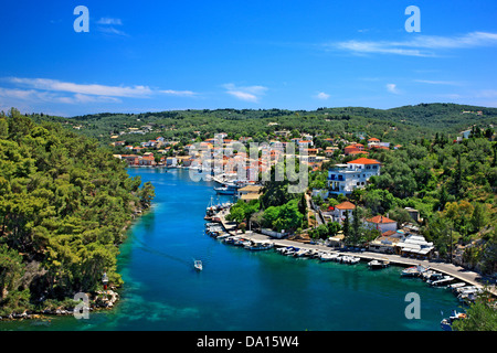 Gaios, le 'capital' de Paxos (ou 'l'île de Paxi'), l'îlot d'Aghios Nikolaos et le magnifique canal entre eux.la Grèce. Banque D'Images