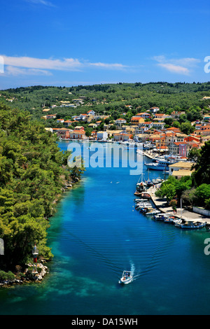 Gaios, le 'capital' de Paxos (ou 'l'île de Paxi'), l'îlot d'Aghios Nikolaos et le magnifique canal entre eux.la Grèce. Banque D'Images