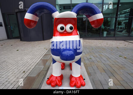 Bristol, Royaume-Uni. 30 juin 2013. Jack Gromit. Gromit Unleashed est une exposition d'art public dans la ville de Bristol. Sculptures de verre géant de Gromit, debout 5ft de haut, sera "libéré" dans les rues de Bristol et de la région environnante. Chaque sculpture est individuellement conçue et créée par des artistes invités, la création d'un sentier de 80 pièces uniques d'art et feront une exposition d'art de dix semaines au cours de l'été 2013. Credit : lynchpics/Alamy Live News Banque D'Images