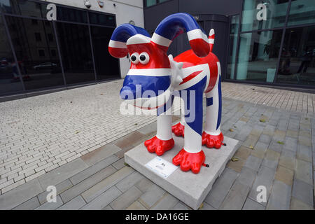 Bristol, Royaume-Uni. 30 juin 2013. Jack Gromit. Gromit Unleashed est une exposition d'art public dans la ville de Bristol. Sculptures de verre géant de Gromit, debout 5ft de haut, sera "libéré" dans les rues de Bristol et de la région environnante. Chaque sculpture est individuellement conçue et créée par des artistes invités, la création d'un sentier de 80 pièces uniques d'art et feront une exposition d'art de dix semaines au cours de l'été 2013. Credit : lynchpics/Alamy Live News Banque D'Images