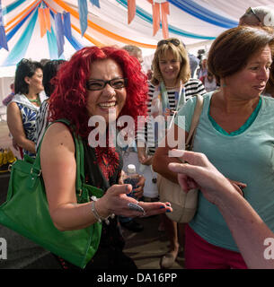 30 juin 2013 - Aspen, Colorado, États-Unis - militant de la paix égyptienne Mona Eltahawy salue des amis après avoir parlé à l'Aspen Festival Idées.(Image Crédit : © Brian Cahn/ZUMAPRESS.com) Banque D'Images