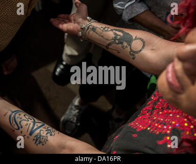 30 juin 2013 - Aspen, Colorado, États-Unis - militant de la paix égyptienne Mona Eltahawy montre son tatouage après avoir parlé à l'Aspen Festival Idées.(Image Crédit : © Brian Cahn/ZUMAPRESS.com) Banque D'Images