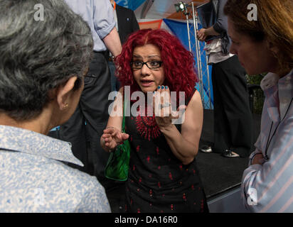 30 juin 2013 - Aspen, Colorado, États-Unis - militant de la paix égyptienne Mona Eltahawy salue des amis après avoir parlé à l'Aspen Festival Idées.(Image Crédit : © Brian Cahn/ZUMAPRESS.com) Banque D'Images