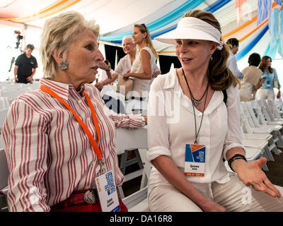 30 juin 2013 - Aspen, Colorado, États-Unis - JANE HARMAN, Président, PDG et directeur de la Wilson Center, discute avec la reine Noor de Jordanie pendant l'Aspen Festival Idées.(Image Crédit : © Brian Cahn/ZUMAPRESS.com) Banque D'Images